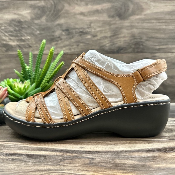 NIB Clarks Delana Curve Tan leather Slingback Strappy Wedge Sandal 8M - Picture 7 of 12